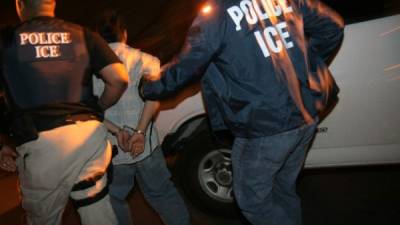 El negocio continúa en Koch Foods Inc., la planta en Morton, Mississippi, el jueves 8 de agosto de 2019, después de la redada del miércoles de las autoridades inmigratorias de Estados Unidos. (AP Foto/Rogelio V. Solís)