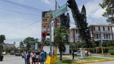 Personal de semaforización de la alcaldía de San Pedro Sula también revisa los diferentes aparatos para reparar los que estén en mal estado.