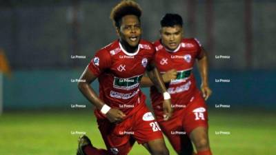 Hesler Morales, del Atlético Choloma, festeja junto a su compañero Henry Córdoba la anotación del primer gol de partido sobre los Broncos del Sur. Foto Neptalí Romero