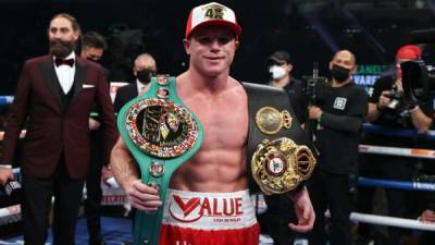 Saúl 'Canelo' Álvarez venció por votación unánime al inglés Callum Smith para ganar las fajas de peso súpermediano del Consejo Mundial y la Asociación Mundial de Boxeo . Foto EFE