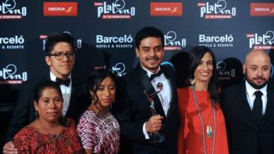 El director guatemalteco Jayro Bustamante (c) posa junto al equipo de la película Ixcanul en la alfombra roja de los Premios Platino hoy, domingo 24 de julio de 2016, en Punta del Este (Uruguay).