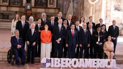Participantes posan durante la foto oficial de jefes de estado en la XXVI Cumbre Iberoamericana, hoy, en Antigua, Guatemala. EFE