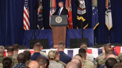 El mandatario anunció su nueva estrategia militar contra Afganistán en la base de Fort Myer, Virginia. AFP.