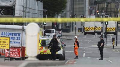 Policías patrullan los alrededores del Manchester Arena después de que un terrorista suicida hizo explotar un artefacto durante un concierto de Ariana Grande. EFE