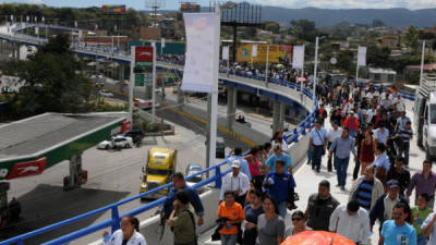 La gente camina en el paso elevado de Ricardo Antonio Álvarez recién inaugurado, que une el aeropuerto internacional Toncontín con la Comunidad Economica Europea en Tegucigalpa, el 20 de enero de 2014. AFP