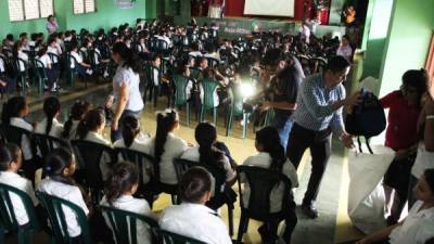 Las escolares se mostraron contentas con la donación al centro educativo.