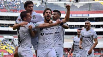 El capitán Javier Abella del Santos Laguna festejando con sus compañeros el gol del argentino Nervo en el estadio Azteca ante Cruz Azul. FOTO SANTOS LAGUNA FACEBOOK.