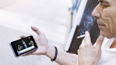 Un hombre observa un celular en Nueva York (EE.UU.). EFE/Justin Lane/Archivo