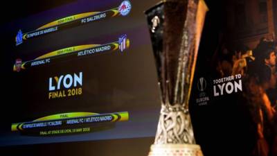 El trofeo de campeones la Europa League se expone junto a una pantalla con los emparejamientos tras el sorteo de semifinales. Foto EFE