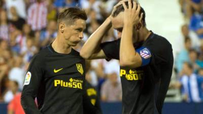 El capitán Diego Godin y Fernando Torres se lamentan tras perder una oportunidad contra el Leganés. Foto AFP