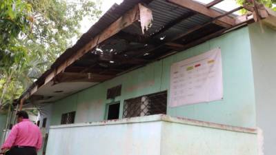 El edificio del centro de salud se cae a pedazos.