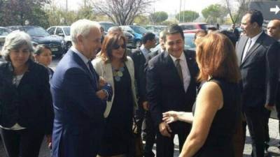 El presidente de Honduras, Juan Orlando Hernández, fue recido por estudiantes hondureños y autoridades de la Universidad Europea de Madrid.