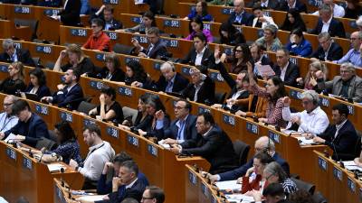 Los miembros del Parlamento Europeo durante la histórica votación de este miércoles.