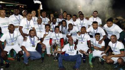 Los jugadores del Marathón Veteranos celebrando con la copa de campeones.