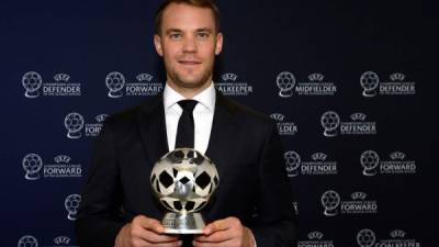 Manuel Neuer posando con su trofeo al mejor portero de la temporada 2019-2020 de la Champions League. Foto EFE