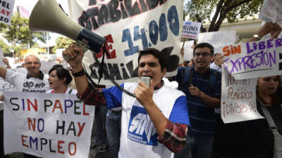 Los manifestantes, que laboran en áreas como redacción, ventas, publicidad y talleres, se congregaron en Caracas al exterior de la gubernamental Comisión de Administración de Divisas (Cadivi), uno de los organismos para tramitar la venta de dólares.