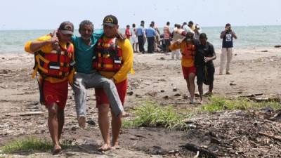 Tras más de dos horas de búsqueda, el Cuerpo de Bomberos de El Porvenir, Atlántida, rescató a los pescadores.