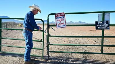 El ganadero John Ladd afirma que los rancheros de Arizona se sienten amenazados por la crisis migratoria en la frontera sur.