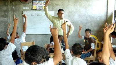 Profesor impartiendo clases en San Pedro Sula.