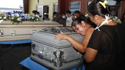 Cinco cadáveres más de inmigrantes hondureños que murieron en un descarrilamiento del tren la bestia en Tabasco, México, entregados a sus familiares. Foto de archivo.