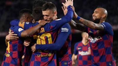 La celebración de los jugadores del Barcelona tras el gol de Clement Lenglet. Foto AFP