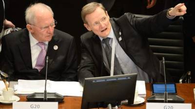 El ministro alemán de Finananzas, Wolfgang Schäuble conversa con el gobernador del Banco de Reserva de Australia, Phillip Lowe. Alemania detenta en estos momentos la presidencia del G20.