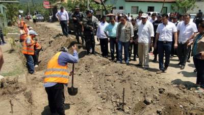 La primera dama, Ana García de Hernández, junto al alcalde Alexander López y otras autoridades del Gobierno inspeccionan los trabajos en una cuneta en la colonia Tres de Abril.