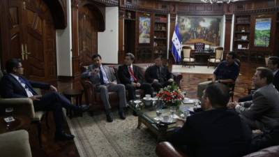El presidente de Honduras, Juan Orlando Hernández, se reunió con ejecutivos del consorcio New Holland y Apolo.