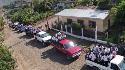 19 carros son contratados por la municipalidad de Concepción del Norte, que se encarga de mover gratuitamente a 330 jóvenes desde las aldeas hasta sus colegios con el único fin de apoyar la educación y que se conviertan en profesionales. Fotos: Yoseph Amaya