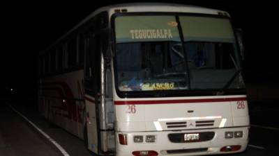 En el interior del bus falleció un presunto asaltante.