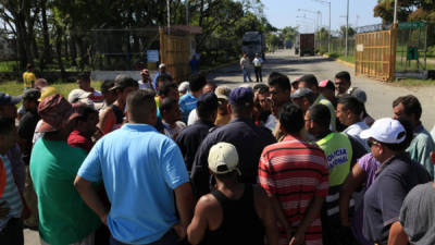 La Policía de Puerto Cortés llegó ayer a mediar con los transportitas sin logros.