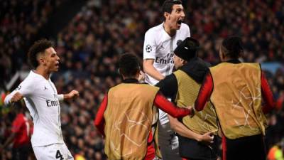 El PSG dio un paso importante para pasar a cuartos de final de la Champions al ganar este martes en campo del Manchester United por 2-0. Mira las imágenes más curiosas del encuentro; una cerveza fue protagonista. FOTOS AFP.