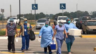 Un equipo de la Secretaría de Salud llegando al aeropuerto de San Pedro Sula.