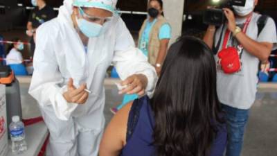 Fotografía de la cuarta campaña de vacunación contra el coronavirus en Honduras.