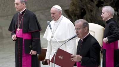 El papa Francisco (2i) preside la audiencia general de los miércoles en el Aula Nervi en el Vaticano hoy, 25 de enero. EFE