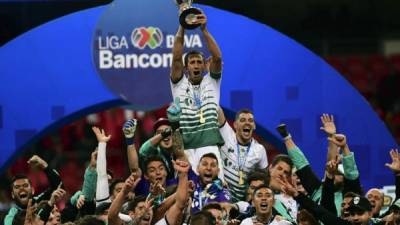 Los jugadores del Santos celebran con el trofeo de campeones. Foto AFP