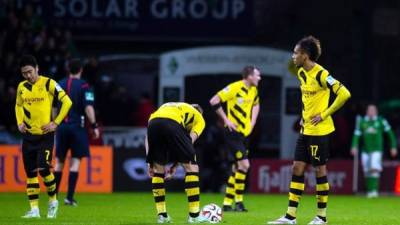 Jugadores del Borussia Dortmund, cabizbajos en la derrota ante Werder Bremen.