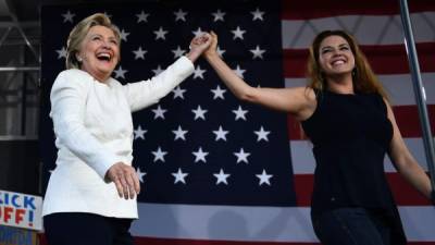 Hillary y Alicia durante un rally en la Florida donde insistieron en pedir el voto latino. AFP.