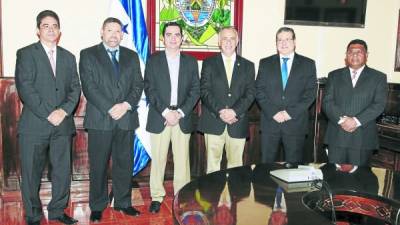 Marcos Ramiro Lobo, Mario Pérez, Mauricio Oliva, David Matamoros y Saúl Escobar tras la juramentación.
