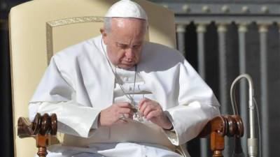 El papa Francisco hizo hoy un llamamiento a los jóvenes para que se rebelen contra la 'tendencia tan extendida de banalizar el amor'.