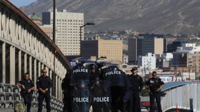 Miembros de la policía estadounidense de protección fronteriza del Paso, en el estado de Texas (EEUU), patrullan cerca del puente internacional de Santa Fe. EFE/Archivo