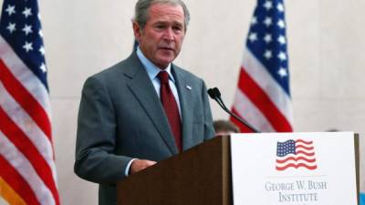 Bush se ha dedicado a pintar retratos de inmigrantes tras su retiro en su rancho de Texas./AFP.