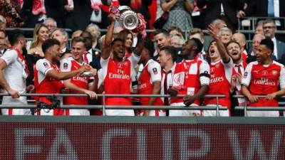 Los jugadores del Arsenal alzando el trofeo de campeones de la FA Cup. Foto AFP