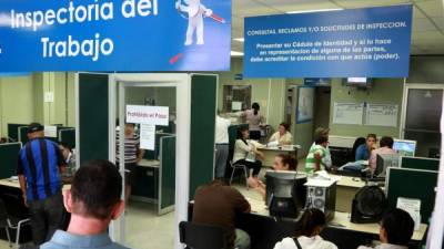 En el departamento de Inspectoría y la bolsa de empleo hay mucho movimiento. Foto: AmÍlcar Izaguirre.