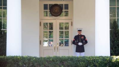 Un Marine hace guardia frente a la oficina oval en la que se encuentra Trump a seis días de haber dado positivo al coronavirus./AFP.