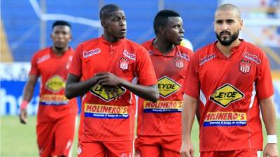 Darwin Diego (centro) lamentó la derrota contra el Olimpia en el partido que debutó en la Primera División del fútbol hondureño. Foto Ronald Aceituno