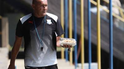 Wilmer Cruz con su respectiva baleada. Foto Delmer Martínez.