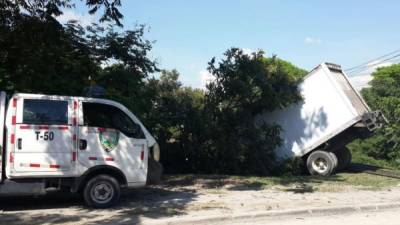 Los árboles amortiguaron el impacto y evitaron la caída del camión al río Piedras en San Pedro Sula.