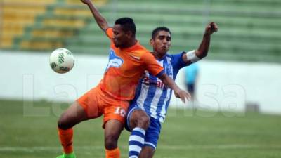 Jorge Claros disputando el balón con un jugador de la UPNFM. Foto Juan Salgado