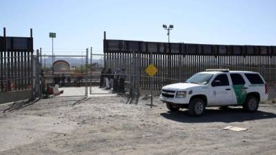 EL PASO, - MARCH 31: A U.S. Border Patrol agent vehicle sits next to detained migrants as they wait to be transported at the border of the United States and Mexico on March 31, 2019 in El Paso, Texas. U.S. President Donald Trump has threatened to close the United States border if Mexico does not stem the flow of illegal migrants trying to cross. Justin Sullivan/Getty Images/AFP== FOR NEWSPAPERS, INTERNET, TELCOS & TELEVISION USE ONLY ==